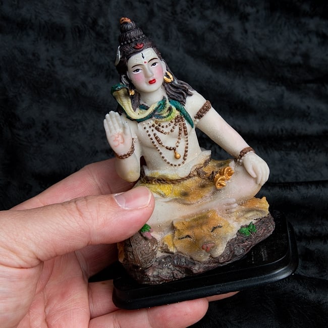 カラフルレジンの神様像　-　シヴァ[11cm] 8 - サイズ比較のため手に持ってみました。