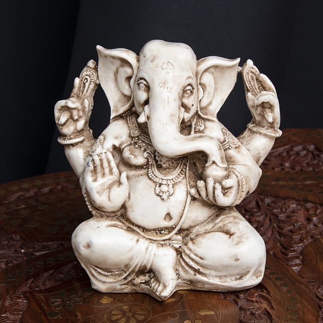 ガネーシャ - ホワイト[11cm]の写真1枚目です。静かな存在感のある神像です。神様,神様像,レジン　神様,インド　神様