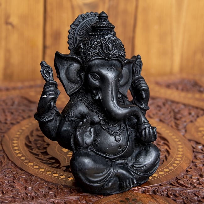 ガネーシャ - ブラック[13.5cm]の写真1枚目です。静かな存在感のある神像です。神様,神様像,レジン　神様,インド　神様