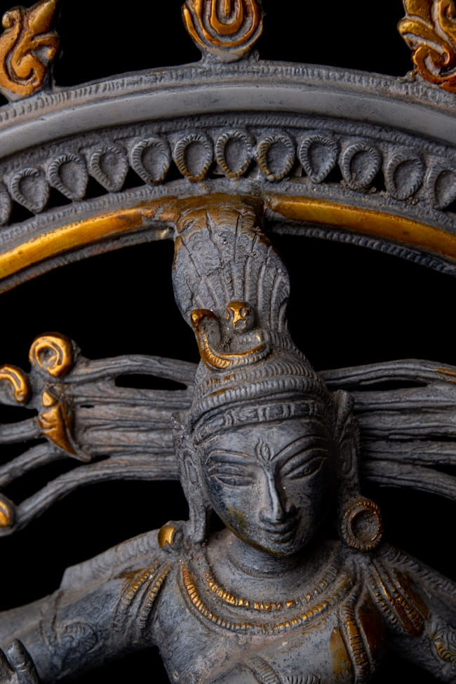 ブラス製 アンティーク調ナタラジ（ダンシング・シヴァ） 46cm 4 - 見る向きによって表情が異なる重厚な神像です。