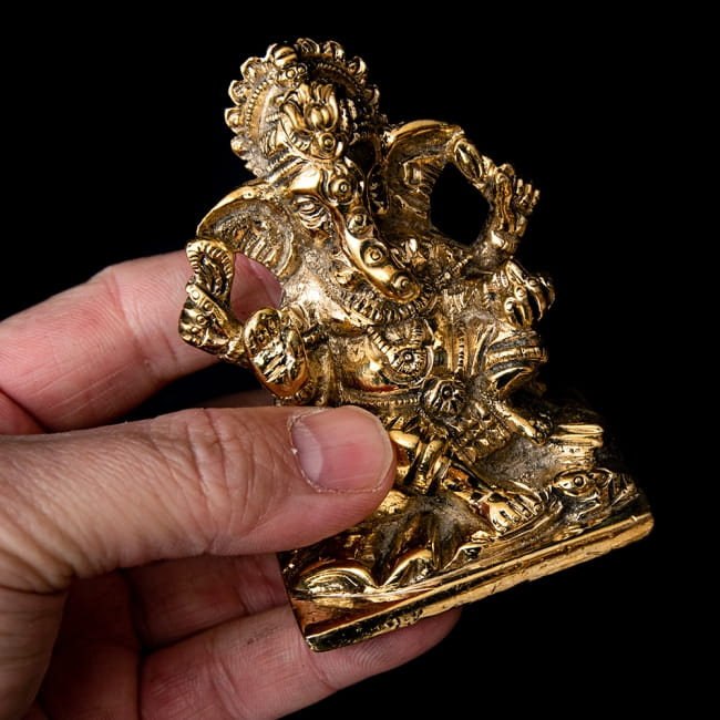 ブラス製 ガネーシャ像 - 8cm 9 - 小さいながらも存在感のある神像です。