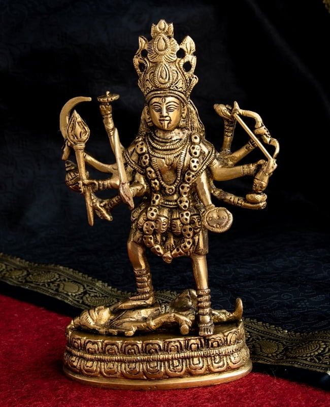 ブラス製 カーリー立像 - 23cmの写真1枚目です。インド最強の神様の一柱、カーリーです。カーリー,神様像,ラーマーヤナ,殺戮の女神
