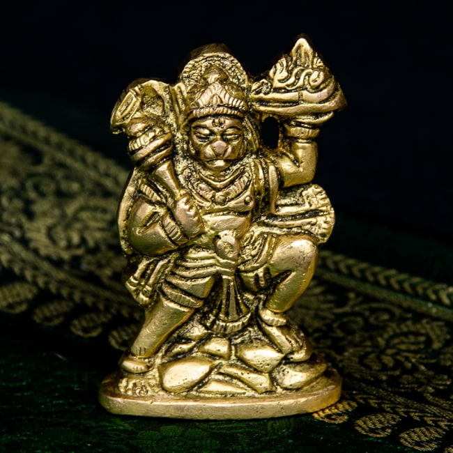 ブラス製 ハヌマーン立像 - 6cmの写真1枚目です。インド神話のヒーロー、ハヌマーンの神像です。ハヌマーン,神様像,ラーマーヤナ,猿族の王子様