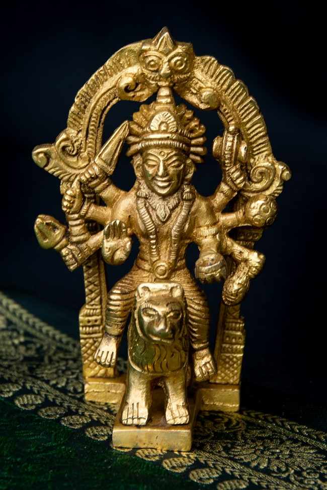 ブラス製チャームンダー像 - 10cmの写真1枚目です。めずらしい、チャームンダー神像です。ドゥルガー,パールバティ,パールヴァティ,シヴァ