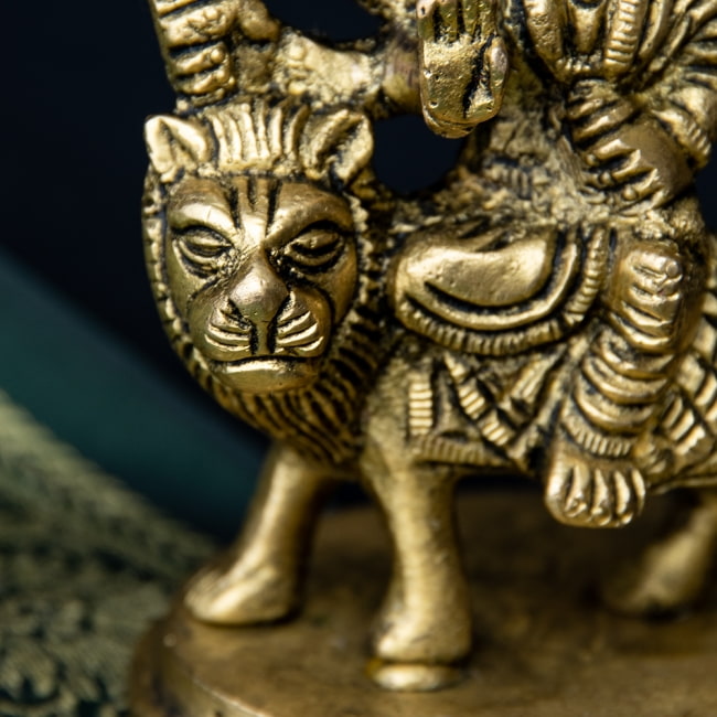 ブラス製 ドゥルガー像 - 8.5cm 3 - ライオンに乗った姿で表現されます。