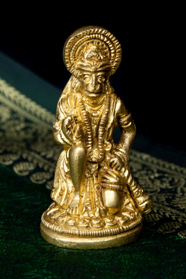 ブラス製 ハヌマーン坐像 - 6.5cmの写真1枚目です。インド神話のヒーロー、ハヌマーンの神像です。ハヌマーン,神様像,ラーマーヤナ,猿族の王子様