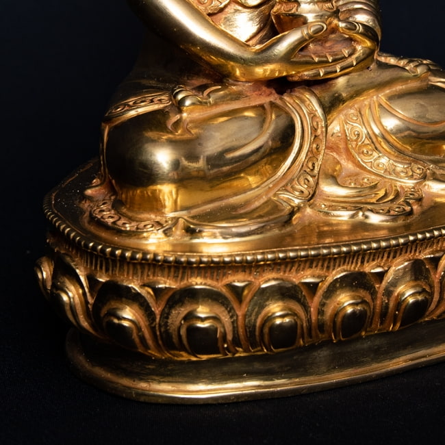 阿弥陀如来（ブッダ・アミターバ） 銅造鍍金仕上げ - 22.5cm 11 - 法衣にも細かな装飾が行き渡っています。