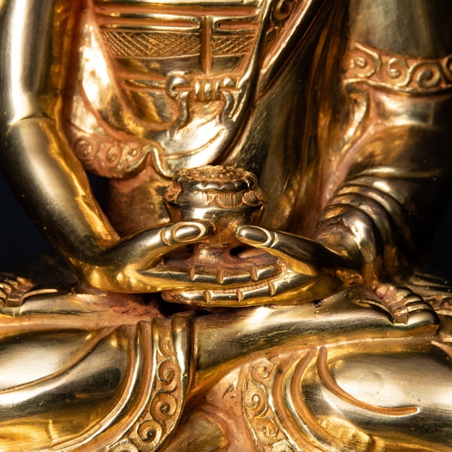 阿弥陀如来（ブッダ・アミターバ） 銅造鍍金仕上げ - 22.5cm 8 - 腹部から膝下にかけての様子です。