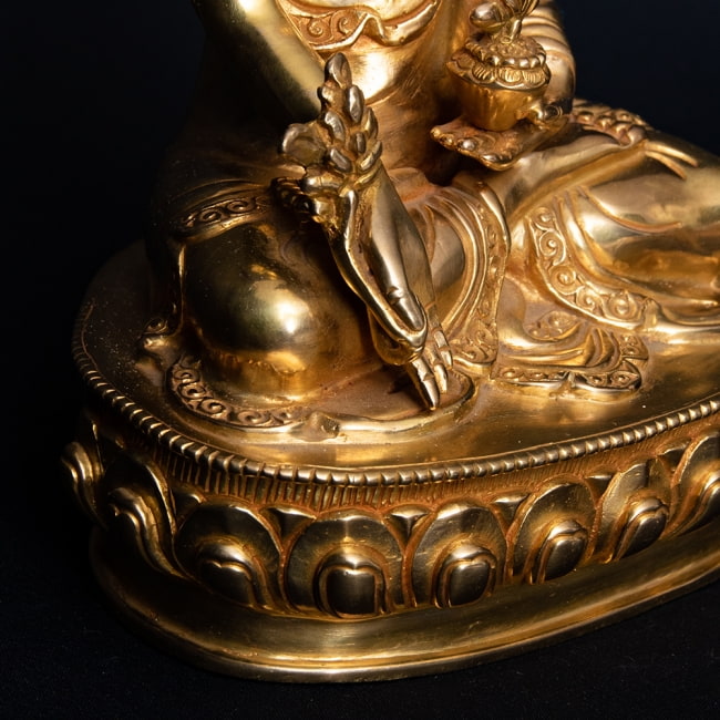 宝生如来(ラトナ・サンバヴァ)　銅造鍍金仕上げ - 22.5cm 11 - 法衣にも細かな装飾が行き渡っています。