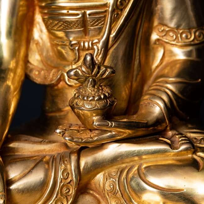 宝生如来(ラトナ・サンバヴァ)　銅造鍍金仕上げ - 22.5cm 8 - 腹部から膝下にかけての様子です。