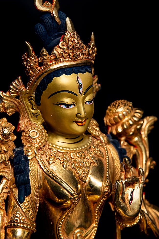 白多羅菩薩（ホワイト・ターラー） 銅造鍍金仕上げ - 26cm 3 - 見る角度により異なった陰影を生じる美しい像です。
