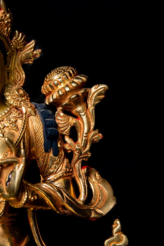 白多羅菩薩（ホワイト・ターラー） 銅造鍍金仕上げ - 26cm 9 - 片手にはヴァジュラをもっています。