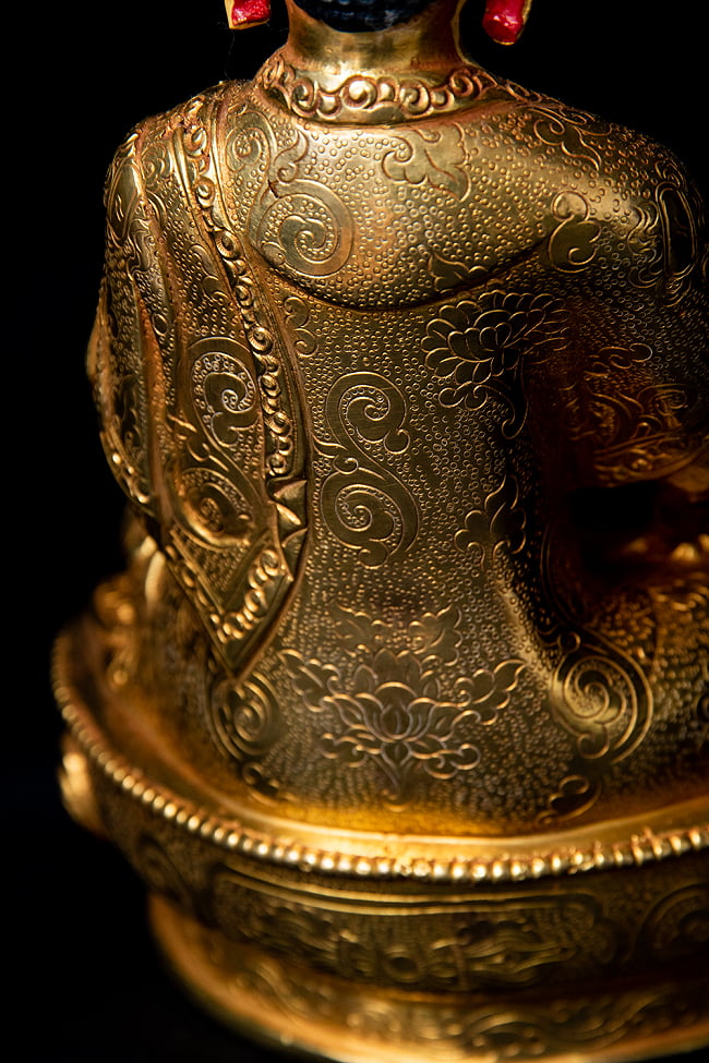阿弥陀仏（ブッダ・アミタバ） 銅造鍍金仕上げ - 20cm 14 - 細かに彫り込まれた様子が見て取れます。