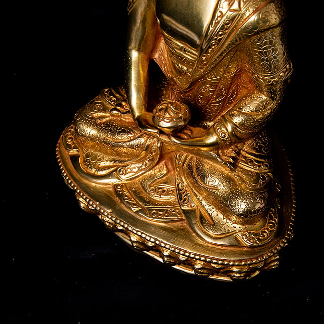 阿弥陀仏（ブッダ・アミタバ） 銅造鍍金仕上げ - 20cm 16 - お膝周りも細かに彫り込まれています。