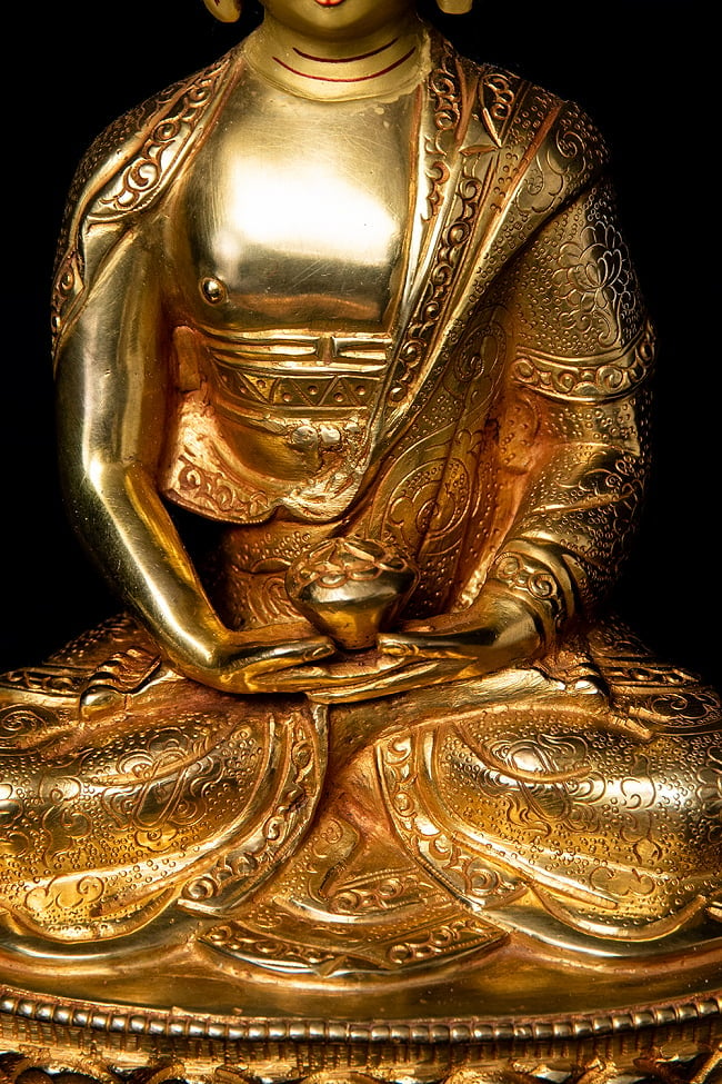 阿弥陀仏（ブッダ・アミタバ） 銅造鍍金仕上げ - 20cm 5 - 胸から腹部にかけての豊かな造形を御覧ください。