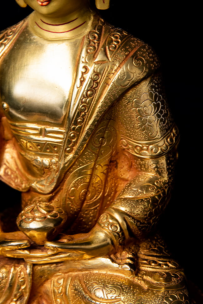 阿弥陀仏（ブッダ・アミタバ） 銅造鍍金仕上げ - 20cm 6 - 法衣に細かな装飾が行き渡っています。