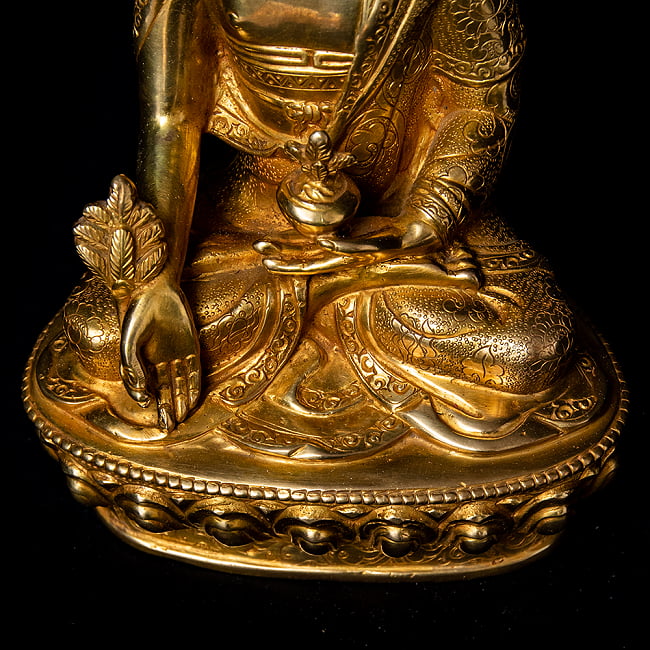 薬師如来（バイシャジヤ・グル） 銅造鍍金仕上げ - 20cm 12 - 膝周りも丁寧に彫り込まれています。