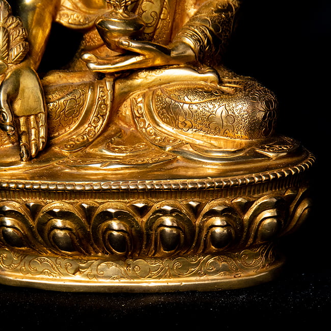 薬師如来（バイシャジヤ・グル） 銅造鍍金仕上げ - 20cm 13 - 細かな装飾が全体に行き渡っており、ネパール仏師の心血の注いだ様子が見て取れます。