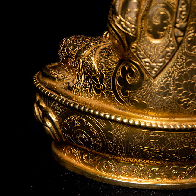 薬師如来（バイシャジヤ・グル） 銅造鍍金仕上げ - 20cm 19 - 台座も隅々まで彫り込まれています。