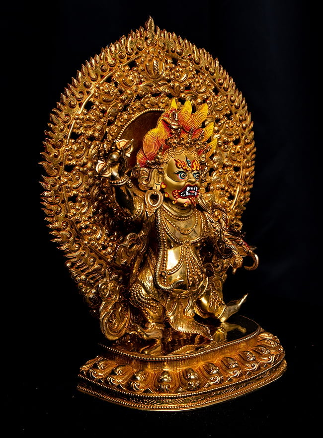 金剛手菩薩（ヴァジュラ・パニ） 銅造鍍金仕上げ - 高さ33cm 13 - 陰影により存在感の際立つ神像です。
