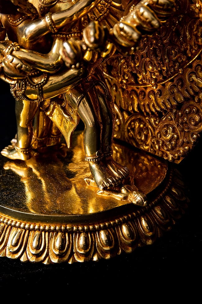 大悲空智金剛（ヘーヴァジュラ） 銅造鍍金仕上げ - 30cm 12 - 足元では悪鬼が踏みつけられています。