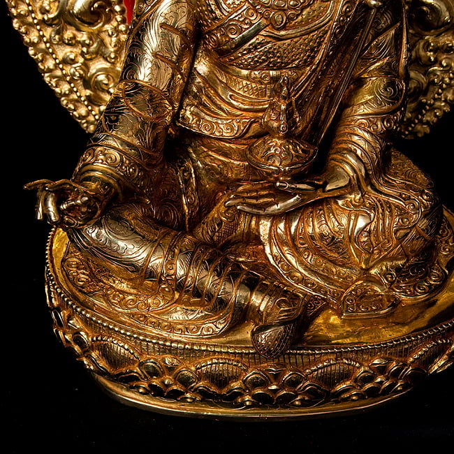 蓮華生大師（パドゥマ・サムバヴァ・グル） 銅造鍍金仕上げ - 38cm 10 - 衣も丁寧に彫り込まれています。