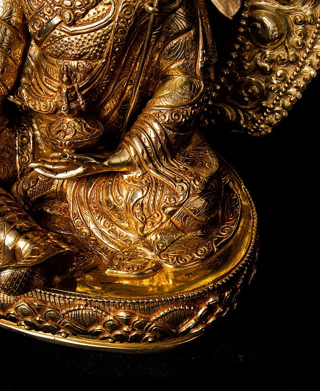 蓮華生大師（パドゥマ・サムバヴァ・グル） 銅造鍍金仕上げ - 38cm 12 - 細かな装飾が全体に行き渡っており、ネパール仏師の心血の注いだ様子が見て取れます。