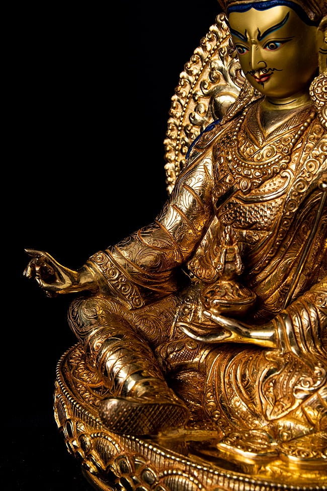 蓮華生大師（パドゥマ・サムバヴァ・グル） 銅造鍍金仕上げ - 38cm 13 - 細かな箇所まで丁寧に彫り込まれています。