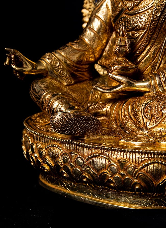 蓮華生大師（パドゥマ・サムバヴァ・グル） 銅造鍍金仕上げ - 38cm 15 - どっしりとした台座にも存在感があります。