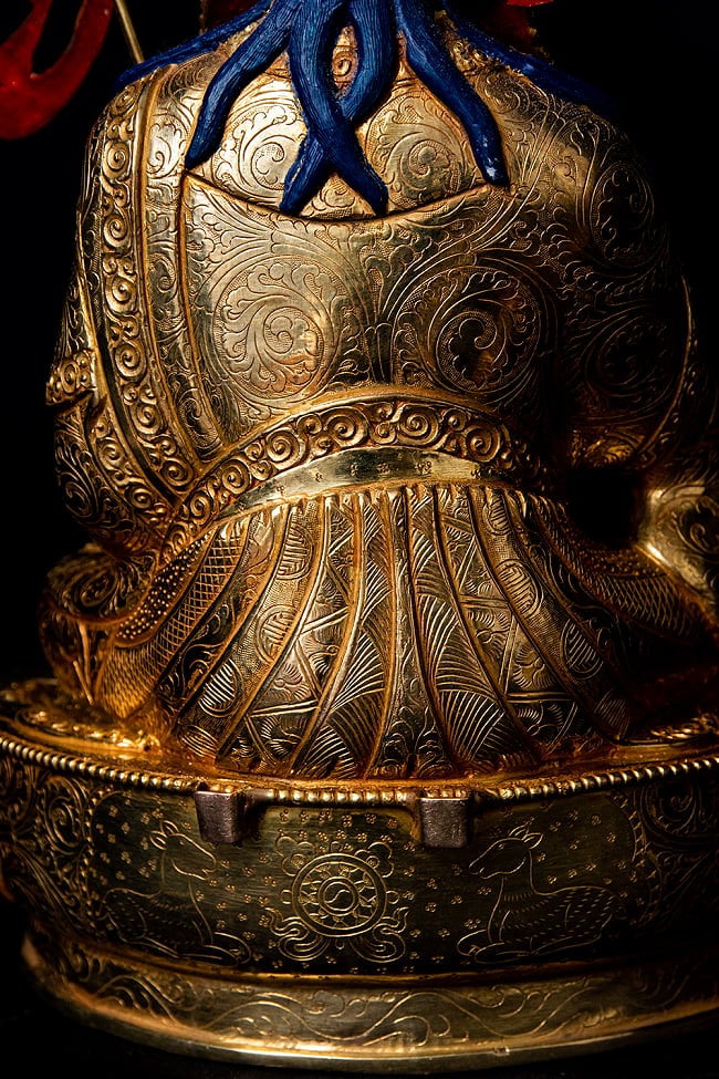 蓮華生大師（パドゥマ・サムバヴァ・グル） 銅造鍍金仕上げ - 38cm 18 - 細部まで丁寧に彫り込まれています。