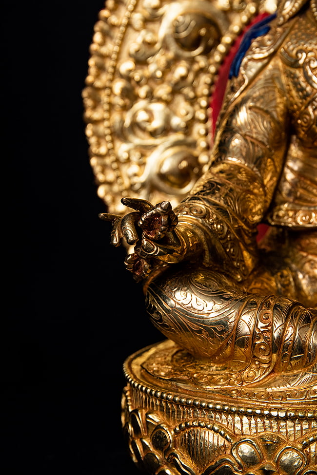 蓮華生大師（パドゥマ・サムバヴァ・グル） 銅造鍍金仕上げ - 38cm 9 - 印を結ぶ手の様子も美しく表現されています。