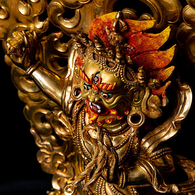 金剛手菩薩（ヴァジュラ・パニ） 銅造鍍金仕上げ - 高さ37cm 16 - 力強い意匠が施されています。