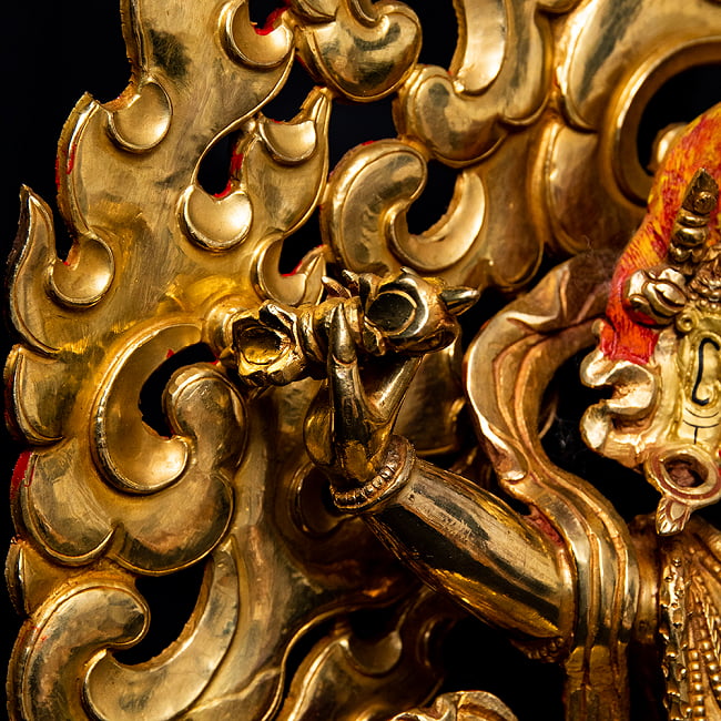 金剛手菩薩（ヴァジュラ・パニ） 銅造鍍金仕上げ - 高さ37cm 19 - 手にはバジュラを持っています。