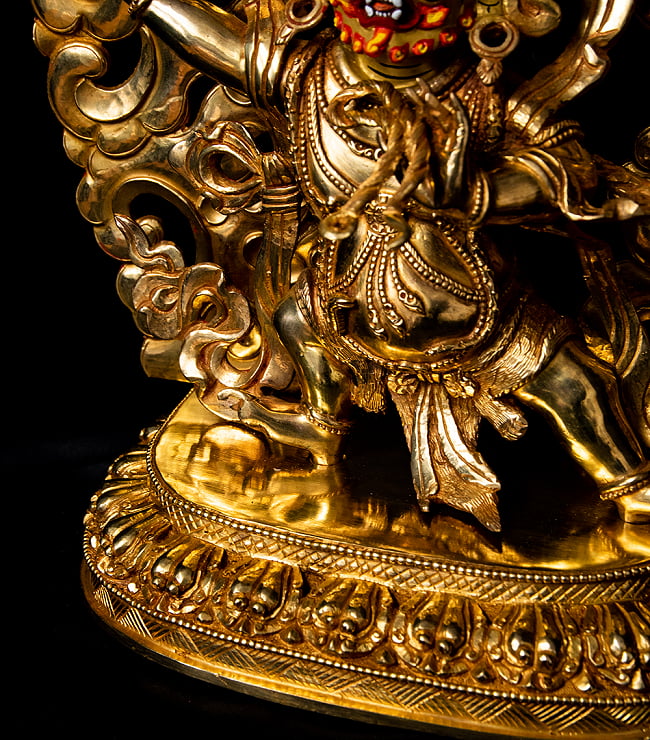 金剛手菩薩（ヴァジュラ・パニ） 銅造鍍金仕上げ - 高さ37cm 3 - 力強い意匠が施されています。