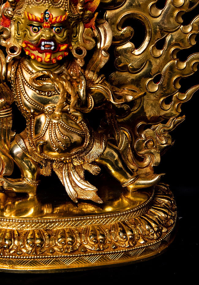 金剛手菩薩（ヴァジュラ・パニ） 銅造鍍金仕上げ - 高さ37cm 4 - 力強い意匠が施されています。