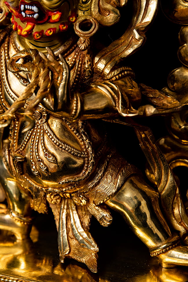 金剛手菩薩（ヴァジュラ・パニ） 銅造鍍金仕上げ - 高さ37cm 5 - 荘厳な趣のある神像です。