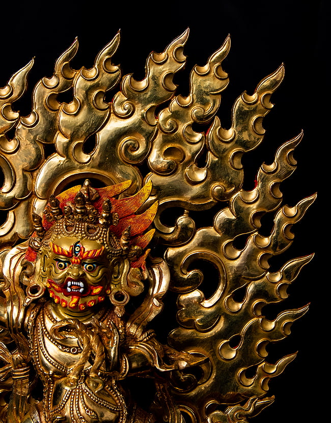 金剛手菩薩（ヴァジュラ・パニ） 銅造鍍金仕上げ - 高さ37cm 6 - 陰影が濃くなると厳かな印象になります。