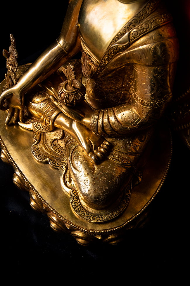 薬師如来（バイシャジヤ・グル） 銅造鍍金仕上げ - 54cm 13 - 母性的な中にも力強さを感じる造形です。