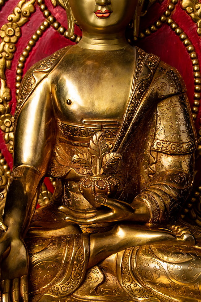 薬師如来（バイシャジヤ・グル） 銅造鍍金仕上げ - 54cm 9 - 片手にはヴァジュラをもっています。