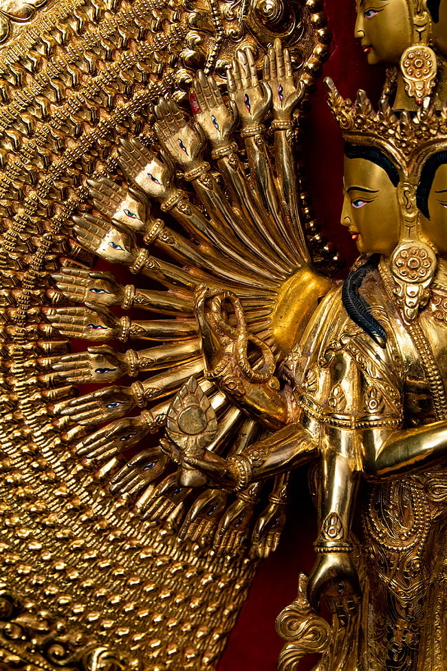 十一面千手千眼観音菩薩立像 銅造鍍金仕上げ - 高さ約80cm 12 - 千の手には千の眼が描かれています。