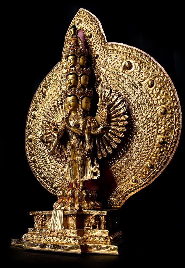 十一面千手千眼観音菩薩立像 銅造鍍金仕上げ - 高さ約80cm 15 - 細かな装飾が全体に行き渡っており、ネパール仏師の心血の注いだ様子が見て取れます。