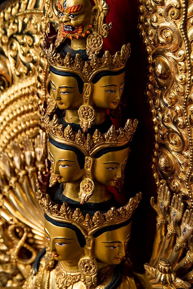 十一面千手千眼観音菩薩立像 銅造鍍金仕上げ - 高さ約80cm 9 - 陰影により存在感の際立つ神像です。