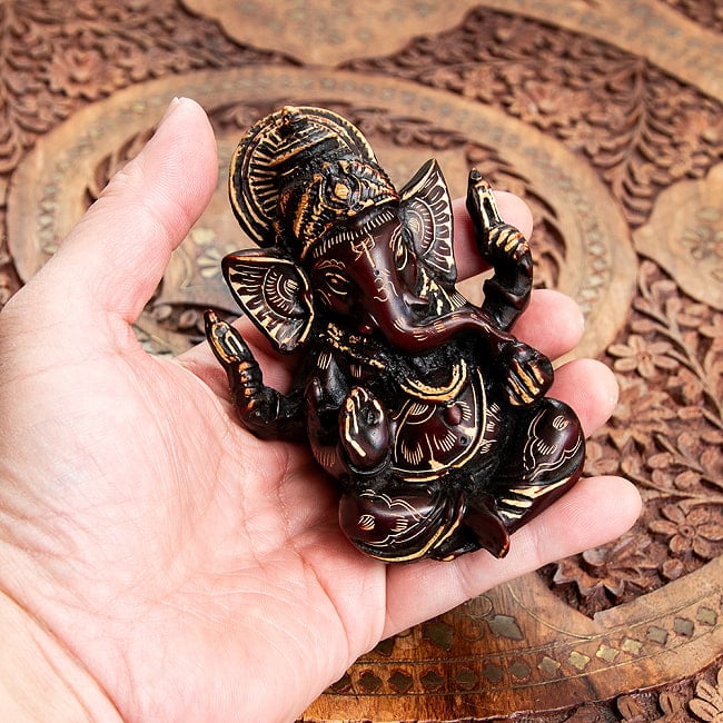 アンティーク調 手彫り模様のあぐらガネーシャ像[8.5cm] 6 - 手に取るとこれくらいです。