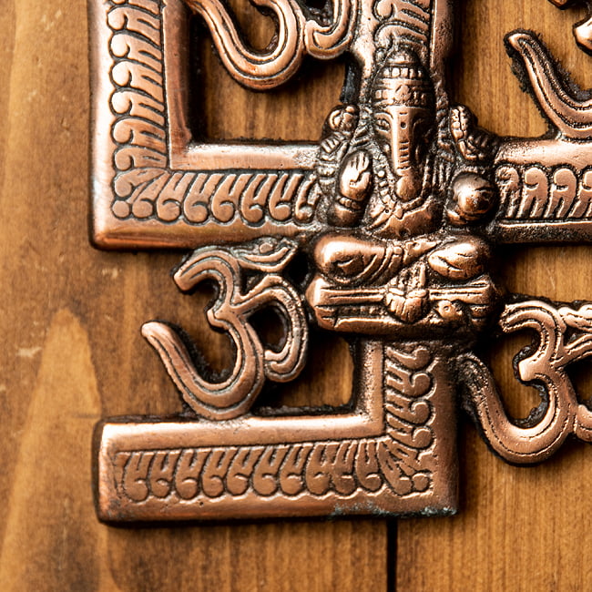 〔壁掛けタイプ〕インドの神様ウォールハンギング - 卍とオーンガネーシャ 15cm 5 - 細部を見てみました。