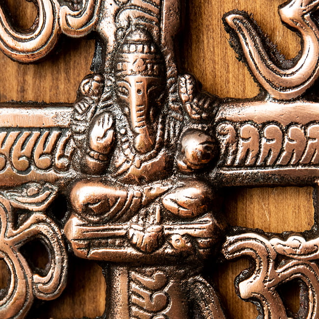 〔壁掛けタイプ〕インドの神様ウォールハンギング - 卍とオーンガネーシャ 15cm 6 - ガネーシャ部分を見てみました。