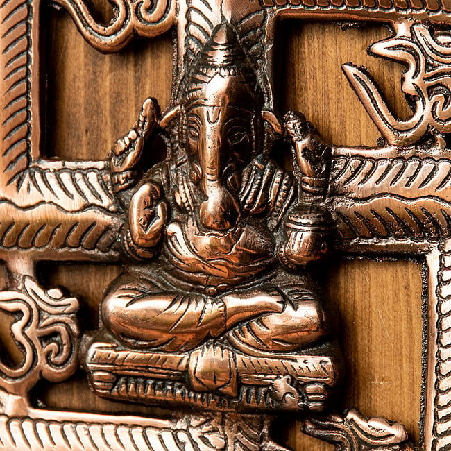 〔壁掛けタイプ〕インドの神様ウォールハンギング - 卍とオーンガネーシャ 17.5cm 4 - ガネーシャ部分を拡大してみてみました。