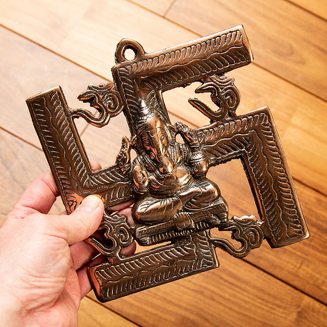 〔壁掛けタイプ〕インドの神様ウォールハンギング - 卍とオーンガネーシャ 17.5cm 7 - これくらいのサイズ感になります。