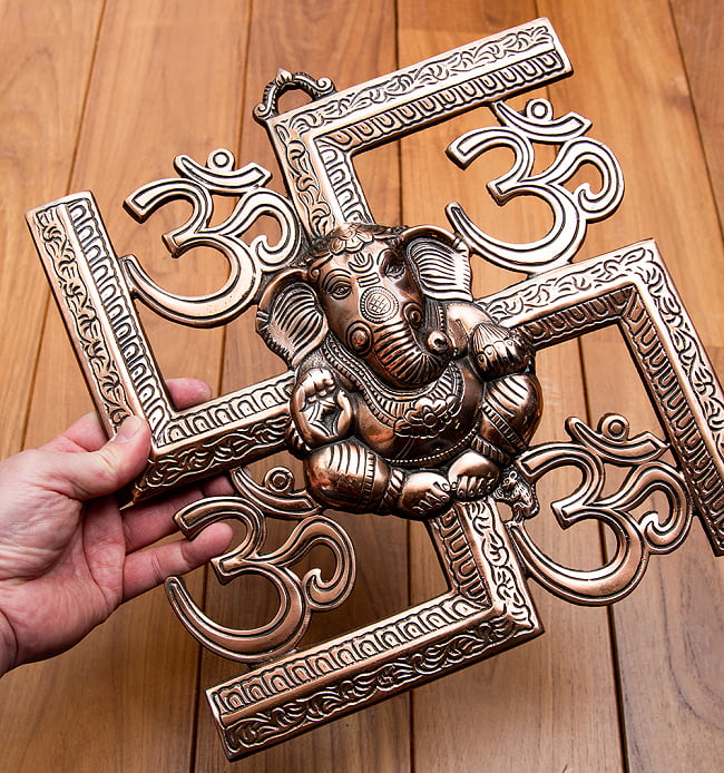 〔壁掛けタイプ〕インドの神様ウォールハンギング - 卍とオーンガネーシャ 30cm 9 - これくらいのサイズ感になります。