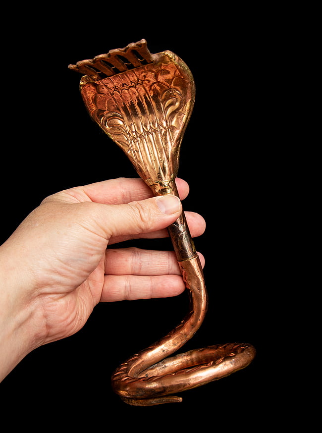 聖なる蛇 ナーガ 銅製 18.5cm 7 - 手に取るとこれくらいの大きさです。