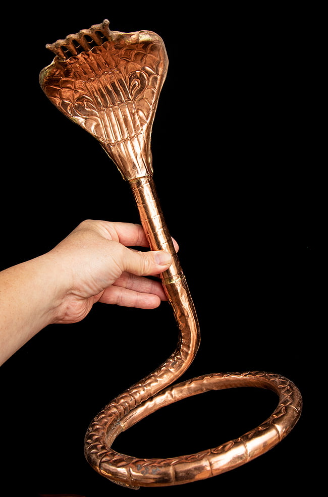 聖なる蛇 ナーガ 銅製 34cm 7 - 手に取るとこれくらいの大きさです。